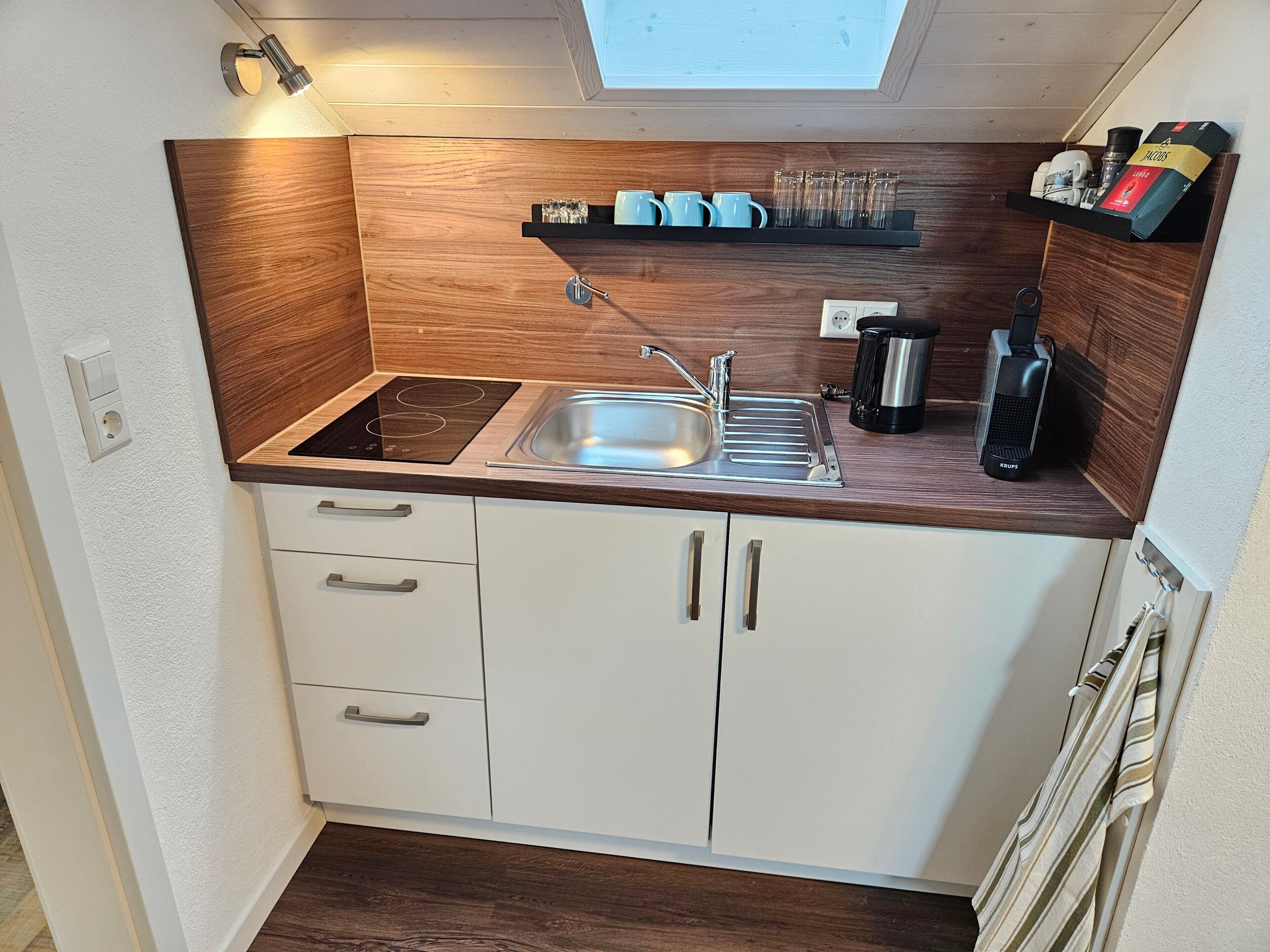 Kühlschrank, Mikrowelle, Herdplatte, Wasserkocher mit Kaffee-/Teezubehör