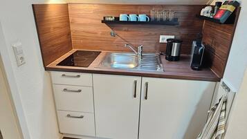 Kühlschrank, Mikrowelle, Herdplatte, Wasserkocher mit Kaffee-/Teezubehör