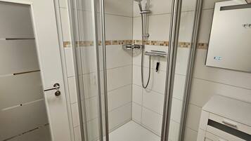 Dusche, Haartrockner, Handtücher