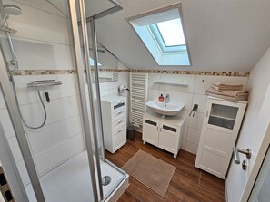 Een douche, een haardroger, handdoeken