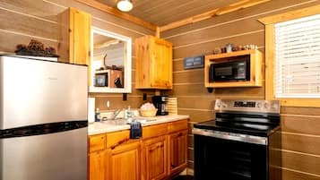 Refrigerador, microondas, parrilla de estufa y cafetera y tetera