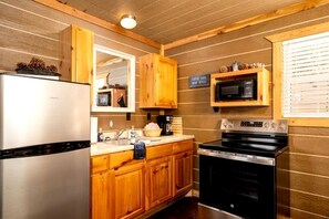 Refrigerador, microondas, parrilla de estufa y cafetera y tetera