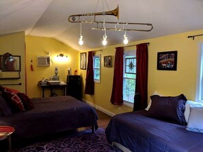 Room - Fantastic Jazz-Themed Tiny House near Bryson City, North Carolina (Bryson City)