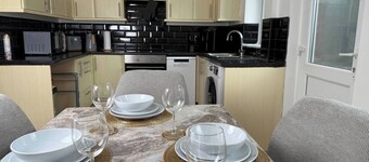 Urban Calm Spacious 3-bed Home With Free Parking