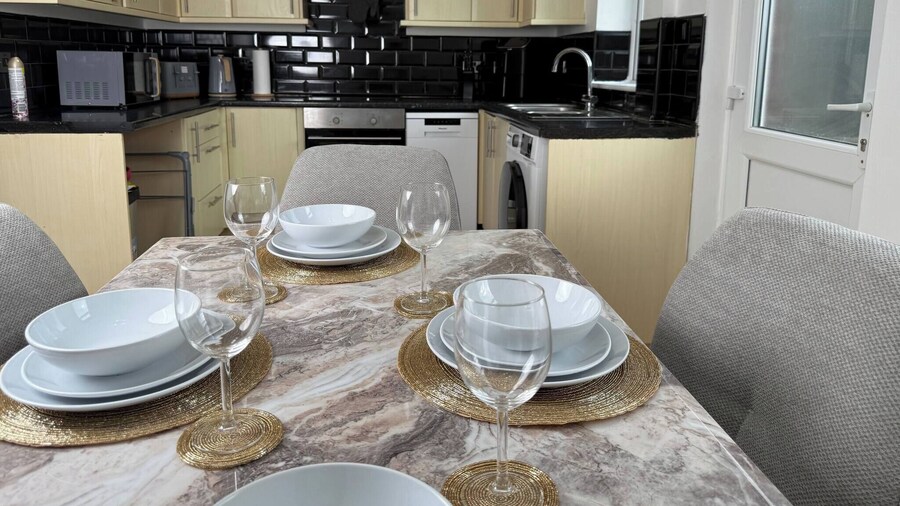 Urban Calm Spacious 3-bed Home With Free Parking