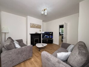 House, 3 Bedrooms, Garden View | Living room - Urban Calm Spacious 3-bed Home With Free Parking (Rotherham)