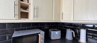 Urban Calm Spacious 3-bed Home With Free Parking