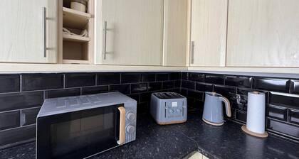 Urban Calm Spacious 3-bed Home With Free Parking