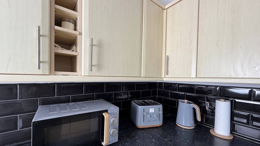 Urban Calm Spacious 3-bed Home With Free Parking