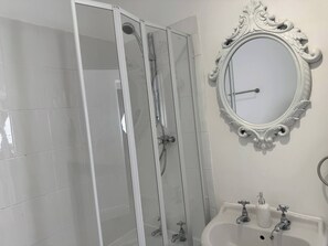 House, 3 Bedrooms, Garden View | Bathroom - Urban Calm Spacious 3-bed Home With Free Parking (Rotherham)