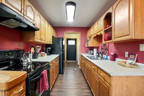 Private kitchen - Tranquil Secluded Cabin with Private Deck, Hot-Tub, Pool Table and Views in Ohio (Amanda)
