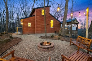 Property grounds - Tranquil Secluded Cabin with Private Deck, Hot-Tub, Pool Table and Views in Ohio (Amanda)