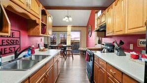 Coffee/tea maker, fridge, microwave, oven - Tranquil Secluded Cabin with Private Deck, Hot-Tub, Pool Table and Views in Ohio (Amanda)