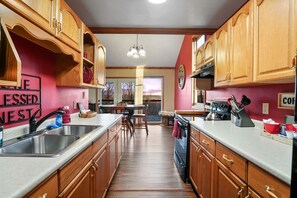 Coffee/tea maker, fridge, microwave, oven - Tranquil Secluded Cabin with Private Deck, Hot-Tub, Pool Table and Views in Ohio (Amanda)
