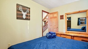 1 bedroom, WiFi, bed sheets - Tranquil Secluded Cabin with Private Deck, Hot-Tub, Pool Table and Views in Ohio (Amanda)