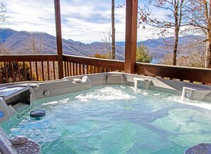 Ein Whirlpool mit Bergblick, umgeben von einer Holzterrasse.