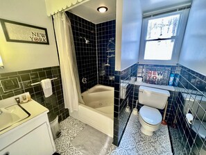 Un baño con bañera, inodoro y lavabo.
