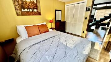 3 bedrooms, desk, WiFi, bed sheets