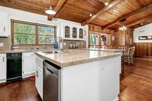 Private kitchen - Incredible Cabin with Hot-tub and Fire Pit in Big Bear Lake, California (Big Bear Lake)
