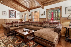 Living area - Incredible Cabin with Hot-tub and Fire Pit in Big Bear Lake, California (Big Bear Lake)