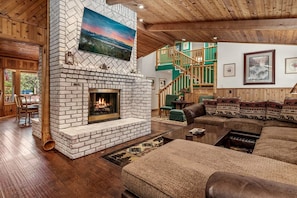 Living area - Incredible Cabin with Hot-tub and Fire Pit in Big Bear Lake, California (Big Bear Lake)