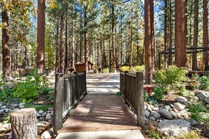 Property grounds - Incredible Cabin with Hot-tub and Fire Pit in Big Bear Lake, California (Big Bear Lake)