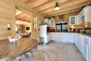 Private kitchen - Luxury mountain chalet for 8 people Saint Gervais close to amenities (Saint-Gervais-les-Bains)