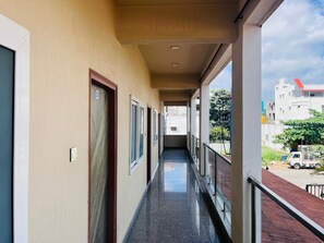 Ein Flur mit Blick auf die Straße.