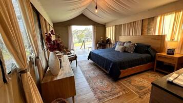1 bedroom, bed sheets
