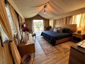 1 bedroom, bed sheets - Romantic Lakefront Cabin with Fire Pit near Lake Bastrop, Texas – Luxury Glamping Escape for Couples (Bastrop)