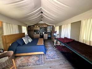 1 bedroom, bed sheets - Romantic Lakefront Cabin with Fire Pit near Lake Bastrop, Texas – Luxury Glamping Escape for Couples (Bastrop)