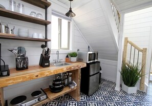 Refrigerador, microondas, parrilla de estufa y cafetera y tetera