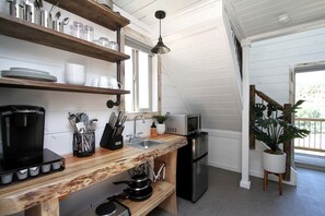 ثلاجة، ميكروويف، ماكينة لصنع القهوة/الشاي، مستلزمات طهي/أطباق/أوعية