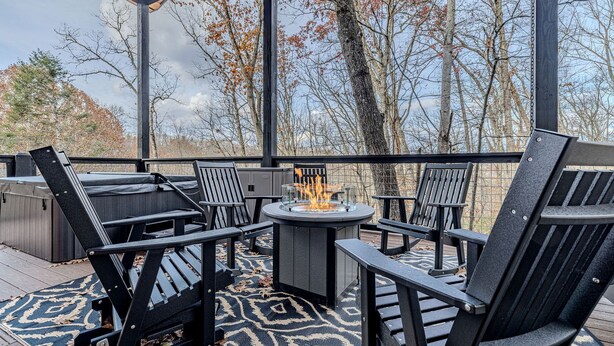 Terraza al aire libre con un brasero, zona de estar y un jacuzzi.