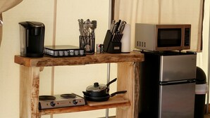 Cafetière/bouilloire, réfrigérateur, micro-ondes, plaque de cuisson