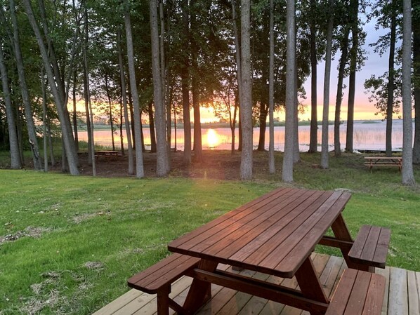 Outdoor dining - Fully-Equipped A-Frame with Beautiful Lake Views in Michigan (Au Gres)