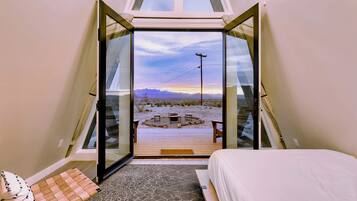 1 habitación, escritorio, tabla de planchar con plancha y cuna de viaje