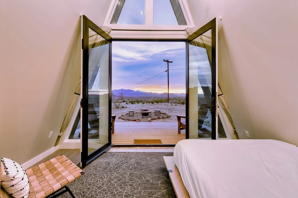 1 habitación, escritorio, tabla de planchar con plancha y cuna de viaje 