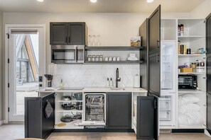 Refrigerador, microondas, parrilla de estufa y lavavajillas 