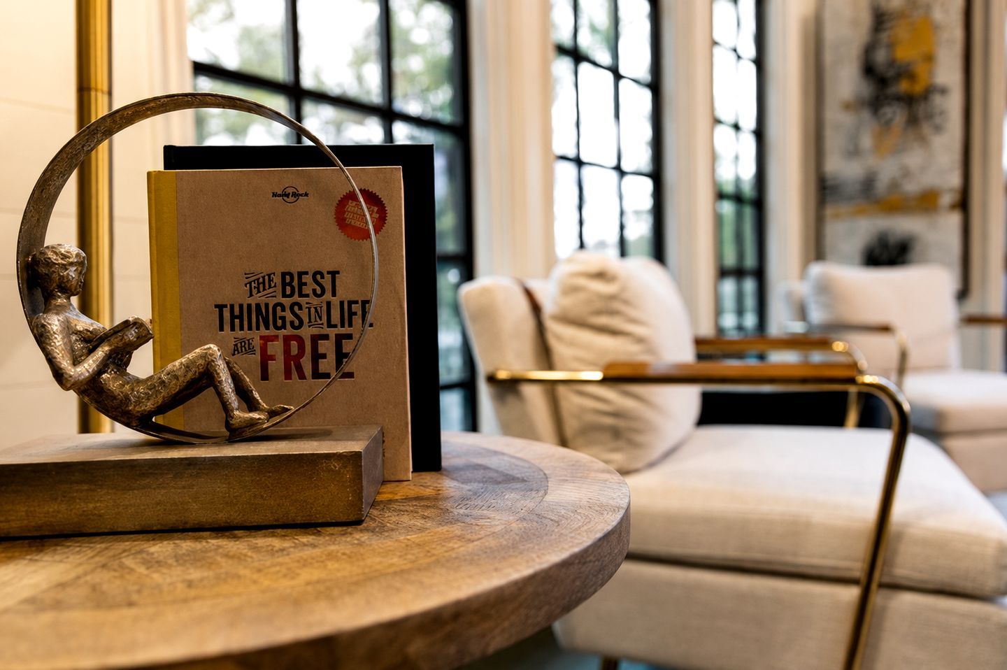 Een kamer met een bank, een houten tafel en een decoratief beeldhouwwerk.
