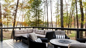 Outdoor dining - Magical Tiny Cottage with Lovely Outdoor Living in Tennessee (Tracy City)
