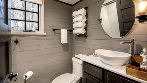 Un baño con inodoro, lavabo y ventana.