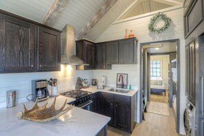 Een koelkast, een microgolfoven, een kookplaat