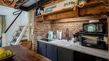 Kühlschrank, Mikrowelle, Herdplatte, Wasserkocher mit Kaffee-/Teezubehör