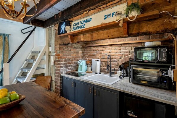 Réfrigérateur, micro-ondes, plaque de cuisson, cafetière/bouilloire