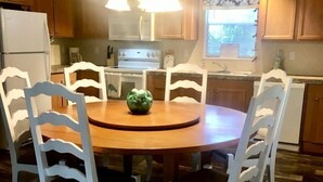 Dining - Riverfront Cottage with Nice Vistas in Weeki Wachee, Florida (Ft. Lauderdale)