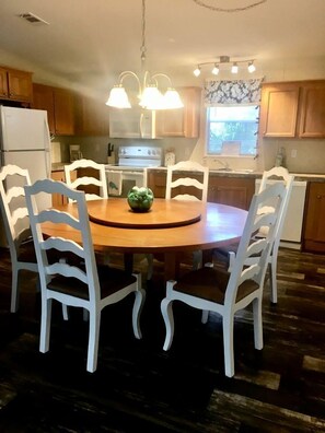 Dining - Riverfront Cottage with Nice Vistas in Weeki Wachee, Florida (Ft. Lauderdale)