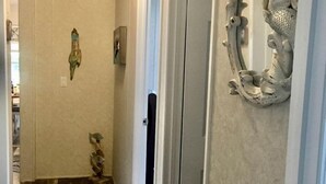 Interior - Riverfront Cottage with Nice Vistas in Weeki Wachee, Florida (Ft. Lauderdale)