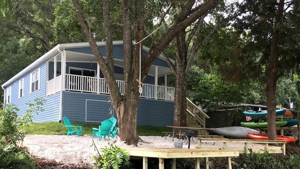 Terrace/patio - Riverfront Cottage with Nice Vistas in Weeki Wachee, Florida (Ft. Lauderdale)