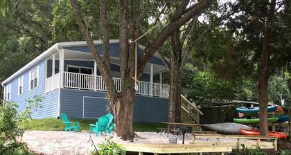 Riverfront Cottage with Nice Vistas in Weeki Wachee, Florida